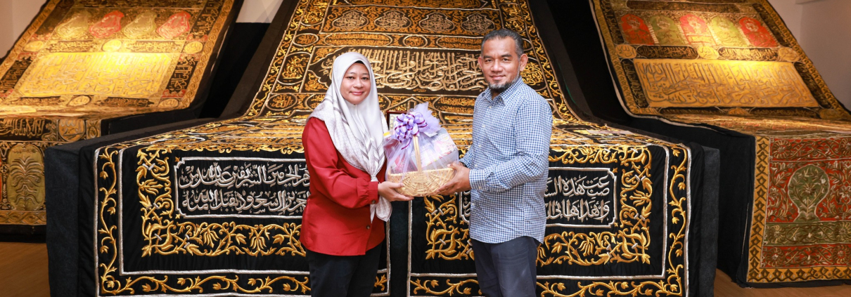 PUSPANITA KEDA KE GALERI AURA ISLAM DEKATI ARTIFAK ISLAM