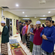 GOTONG ROYONG STAF KEDA BERSAMA PELAJAR MASDAR