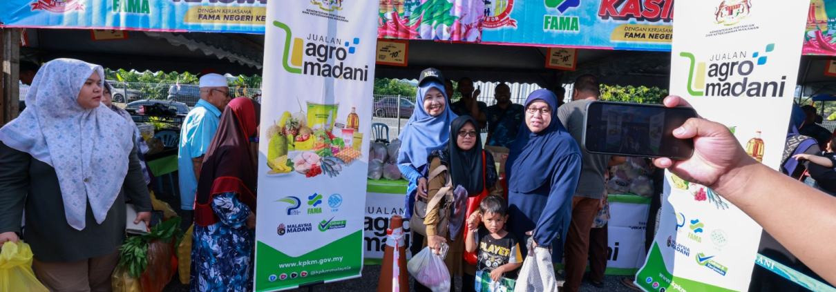 PENGUNJUNG SAMBUT BAIK JUALAN KASIH KEDA DI SINGKIR BADONG, YAN