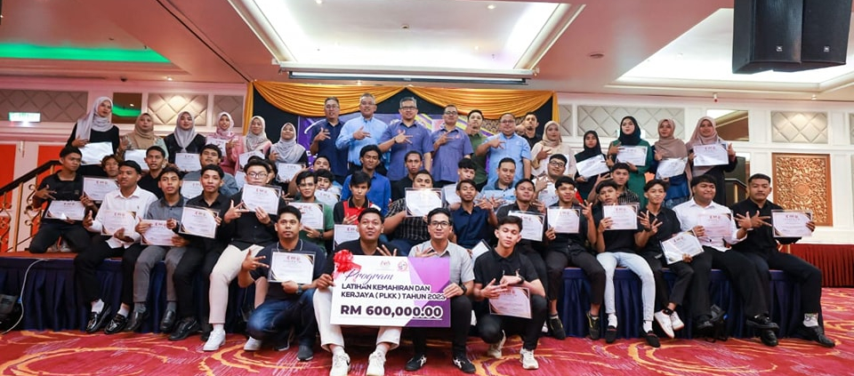57 PESERTA PLKK TERIMA SIJIL TAMAT LATIHAN