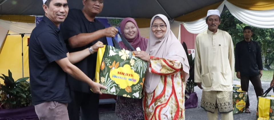 USAHAWAN KECIL WANITA LUAR BANDAR MAMPU JANA EKONOMI SETEMPAT